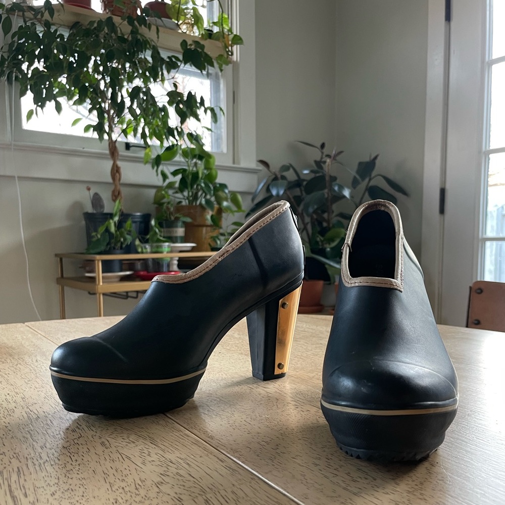 SOREL Medina II Gold Heeled Rubber Booties Heels, 6.5, boots only